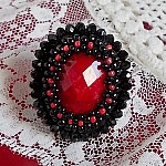 Bague Midnight in Paris brod&eacute;e avec cabochon ovale r&eacute;sine, rocailles en verre, perles rondes aplaties et bague laiton